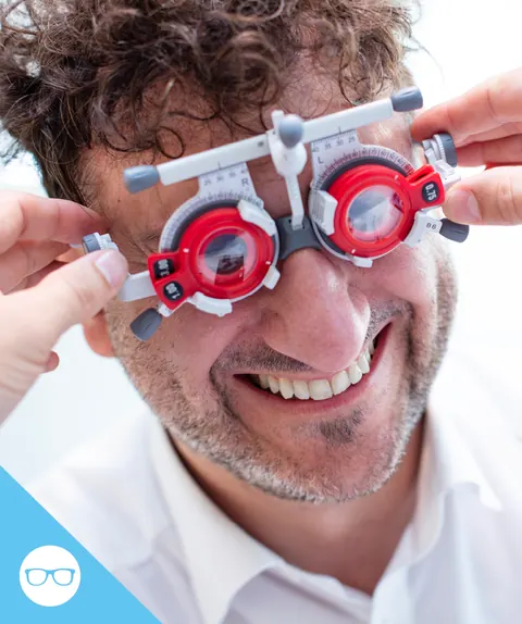 Kunde mit Messbrille beim Sehtest